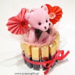 Walentynki Różowy Miś z czekoladkami Merci i sercami - Różowy misiek z czekoladkami