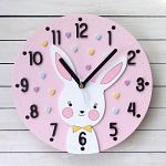 Zegar dla dziewczynki z króliczkiem - W zegarze dominują pastelowe kolory