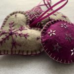 Dekoracja świąteczna z filcu z ozdobnym haftem (001) - Ozdoby świąteczne - szary melanż/purpura