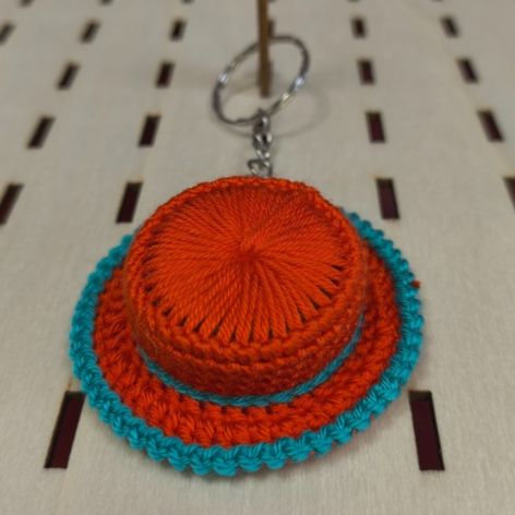 Ręcznie robiony brelok – mini kapelusz szydełkowy pomarańczowo- turkusowy