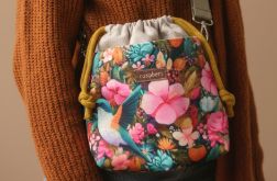 Beżowa listonoszka z kominem z plecionki i weluru w kwiaty i koliberki – handmade