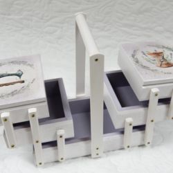 Lawendowa niciarka, nici, przybory krawieckie