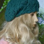 Beret w warkocze w kolorze butelkowej zieleni - beret z warkoczem