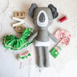 Misiu Koala - Uleczka - 41 cm zestaw ubranek - Każda nasza zabawka ma ręcznie wyszywaną buzię. Tkaniny to bawełna. Buciki to filc. Ogonek, wnętrze uszu i nosek to także filc. Zabawka ma 41 cm nie licząc uszu.