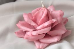 Świeca kwiat róży lepiona z wosku pszczelego