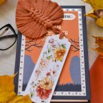 Zakładka hand made z chwostem w kształcie liścia z motywem jesieni - tył