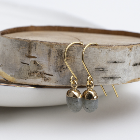 KOLCZYKI IRIS Z LABRADORYTEM W ZŁOCONEJ OPRAWIE.