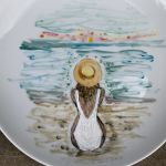 Talerz ręcznie malowany z serii „Kobieta na plaży” - Talerz ręcznie malowany z serii „Kobieta na plaży”