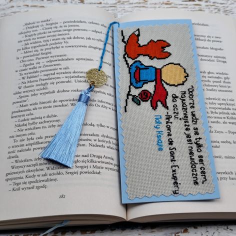 Ręcznie haftowana zakładka Mały Książę z cytatem.