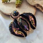 Artystyczna broszka Żuk  - Tył wykończony ekoskórą i solidnym zapięciem – trwałość i komfort noszenia.