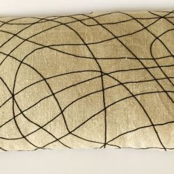 Poduszka dekoracyjna z surowego lnu.
