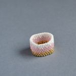 Pierścionek koralikowy biało-różowo-złoty 2 - pierścionek koralikowy