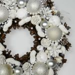 Wianek bożonarodzeniowy perłowo-biały - wieniec na drzwi