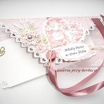 Różowa kopertówka ślubna z guziczkiem i tagiem - 