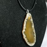 Bursztynowo-żółty agat, nieregularny plaster, wisiorek na rzemyku - 