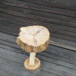 Drewniany stolik na jednej nodze - 
