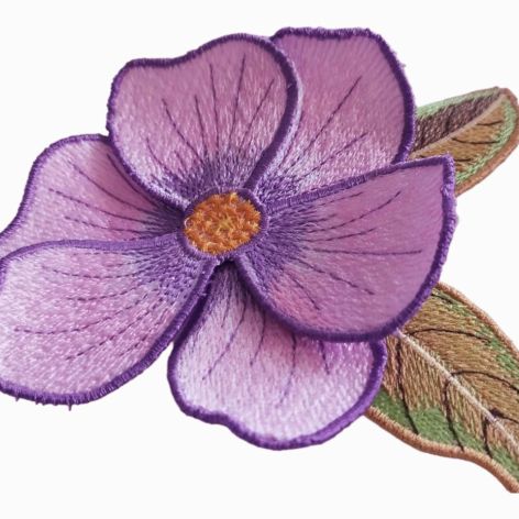 Kwiat magnolii - haftowana broszka