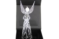 Anioł ażurowy stojący z darem (21 cm)
