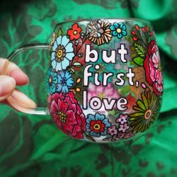 Ręcznie malowany szklany kubek LOVE pink