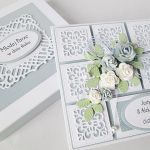 Kartka MŁODEJ PARZE koronkowa - Srebrzystobłękitna kartka na ślub w pudełku