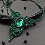 Naszyjnik makramowy ze szmaragdowym kryształem - ciemnozielony naszyjnik