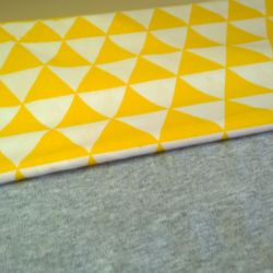 Kocyk szary w żółte trójkąty 100x150cm