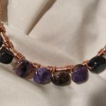Bransoletka"Płomyczek" z miedzi i czaroitu - Bransoletka robiona metodą wire wrapping