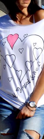 t-shirt luźny "ALL I NEED IS LOVE"
