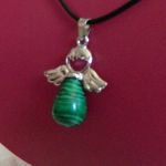Aniołek z zielonym malchitem, delikatny wisiorek - 