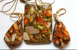 Jaspis z bornitem w złotej oprawie, wisior i kolczyki, zestaw biżuterii