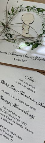 Zaproszenia komunijne dla chłopca z personalizacją konwalie