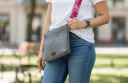 Szara kopertówka na pasku w kwiaty