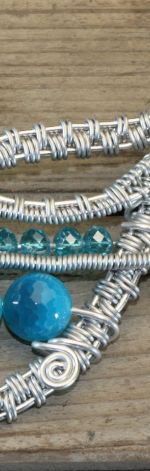 Wisior wire wrapping z niebieskimi agatami