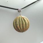 Naturalny ochronny unakit oliwkowy , oryginalny wisior na rzemyku - 