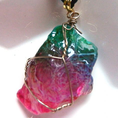 Kwarc tęczowy, duży surowy kamień w oplocie wire wrapping, wisiorek