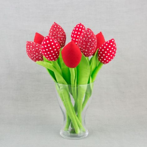 Tulipany, kwiaty z materiału czerwone