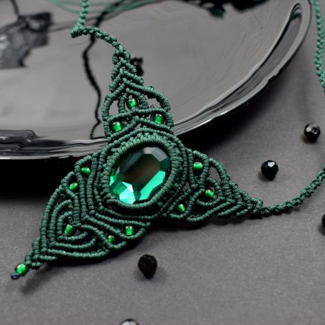Naszyjnik makramowy ze szmaragdowym kryształem