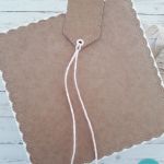 Kartka imieninowa z piwoniami w koszu - Tył kartki i tył etykietki