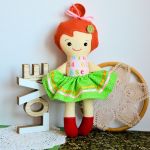 Lalka tancereczka - Emma - 35 cm - Uszyta z bawełny kremowej. Body ma uszyte z bawełny jasno różowej w cyferki i literki