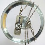 Srebrny naszyjnik z cyrkoniami i koniczynką - Srebrny naszyjnik z cyrkoniami i koniczynką