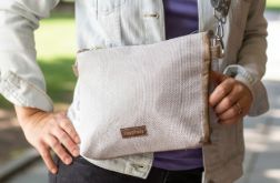 Jasna kopertówka na wzorzystym pasku w kwiaty