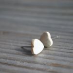 Kolczyki ceramiczne serduszka białe perłowe - Kolczyki ceramiczne serduszka białe perłowe