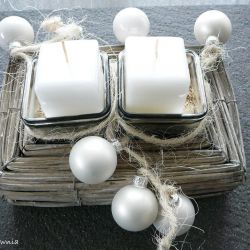 Białe świece w wiklinowym koszu