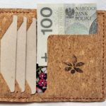Portfel z korka z kwiecistą podszewką - Większa zakładka idealnie sprawdzi się do przechowywania banknotów czy paragonów