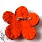 Pomarańczowy kwiatek- broszka z zamka  - 