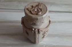 Kuchenny pojemnik z różami i koronką