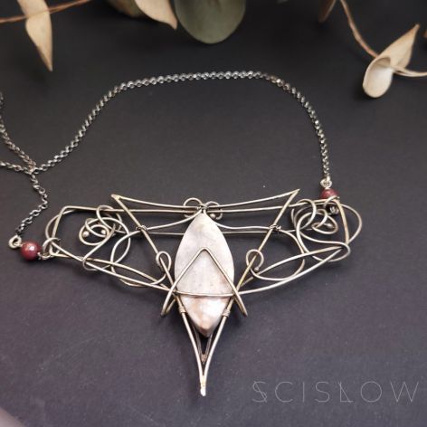 Oubli - Naszyjnik Wire Wrapping z Agatem i Rubinami – Ręcznie Wykonana Biżuteria Artystyczna