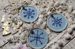 Ręcznie haftowane śnieżynki – zestaw 3 zawieszek choinkowych w stylu vintage