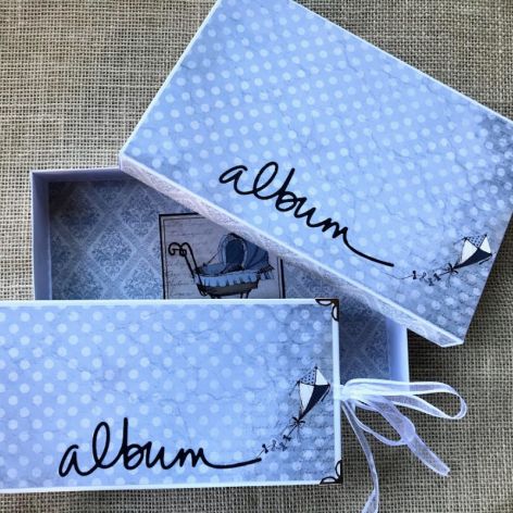 224,Dziecięcy album zig-zag w pudełku z kartką