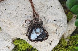 Miedziany wisior wire wrapping z niebieskim opalem